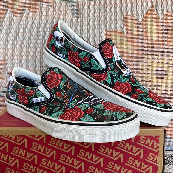Vans WMNS Classic Slip-0n
Rose Skulls Black/True White 
VN0A7Q5D6BT
Sneakers - Picture 8 of 16